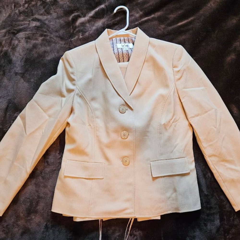 Le Suit women's business pantsuit, size 14, beige color